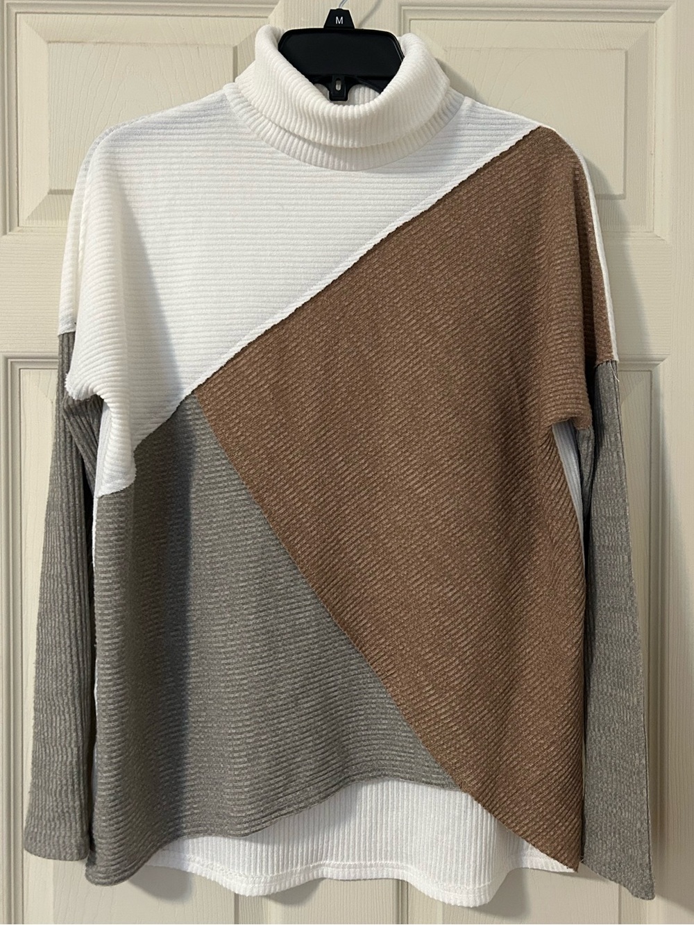 Amoli Neutral Colorblock Turtleneck Sweater in Ivory , Taupe & Gray S